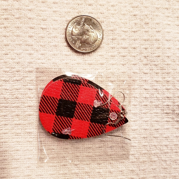 🚩3 for $20 🆕️ Earrings Plaid Vegan Leather Red - Picture 2 of 3